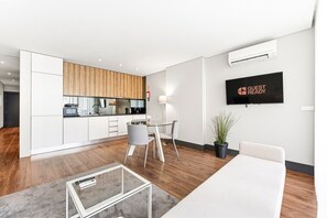 TV - GuestReady - Ideal Porto stay near Trindade 1st (Porto)