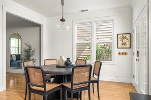 Dining - Bungalow Blue- Steps to Restaurants, Parks, Etc!! (Chico)