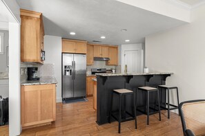 Microwave, oven, stovetop, dishwasher - Bungalow Blue- Steps to Restaurants, Parks, Etc!! (Chico)