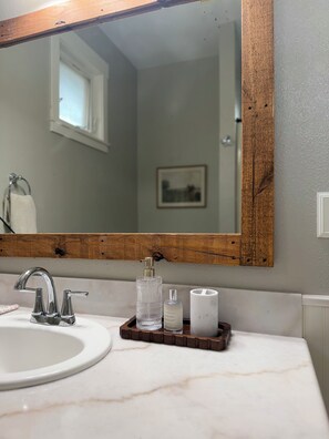 Suihku, pyyhkeet, saippua, vessapaperi