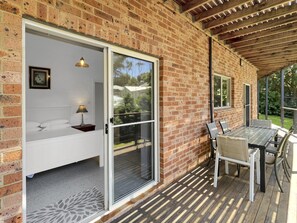 Apartment | Balcony - Relaxing 3-bedroom Retreat With Outdoor Seating (Lilli Pilli)