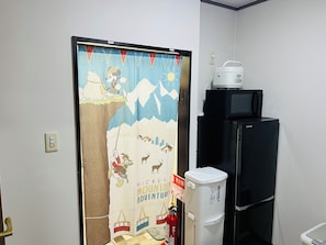 ثلاجة/مجمد بحجم كبير، ميكروويف، موقد طهي مسطح، مستلزمات طهي/أطباق/أوعية