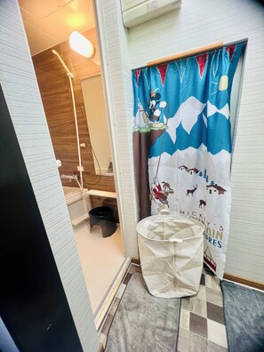 Deluxe House, Balcony | Bathroom | Combined shower/tub, free toiletries, hair dryer, slippers - Maison du Skytree (Sumida City)