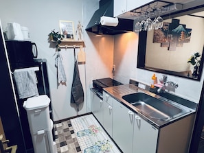 Full-sized fridge, microwave, stovetop, cookware/dishes/utensils - Maison du Skytree (Tokyo)
