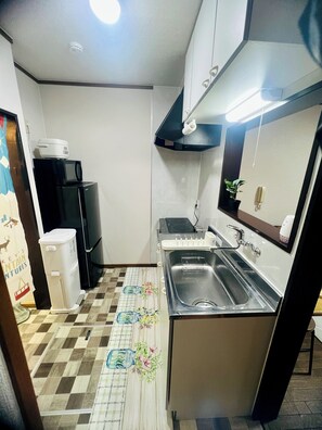 Deluxe House, Balcony | Private kitchen | Full-size fridge, microwave, stovetop, cookware/dishes/utensils - Maison du Skytree (Tokyo)