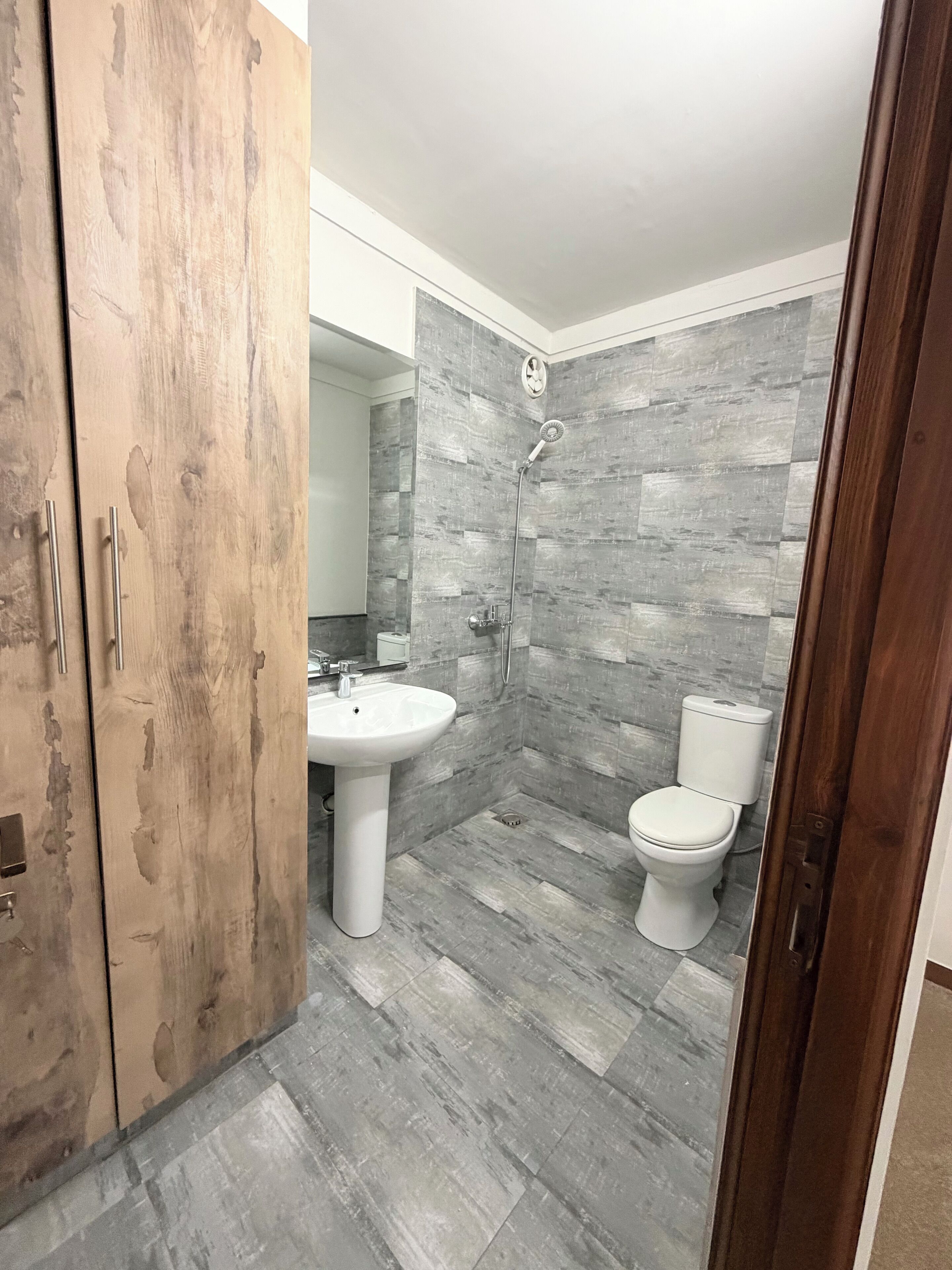 Dusj, hårføner, håndklær og såpe