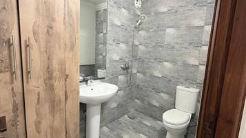 Dusj, hårføner, håndklær og såpe