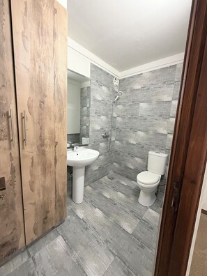 Dusj, hårføner, håndklær og såpe