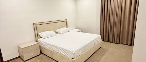 Iron/ironing board, WiFi, bed sheets