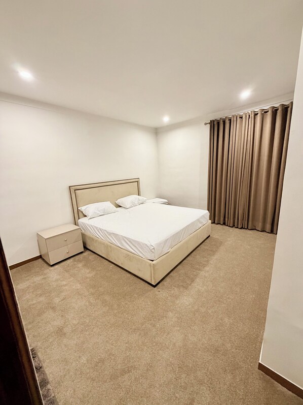 Tabla de planchar con plancha, wifi, ropa de cama