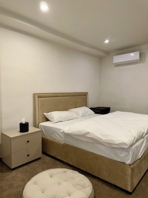 Tabla de planchar con plancha, wifi y ropa de cama