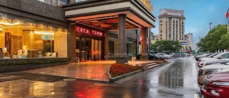 المنشأة من الخارج