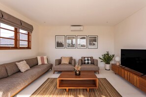 Living area - Spacious, luxurious 4-bedroom villa in vibrant Pererenan with AC (Kec. Mengwi, Kabupaten Badung)