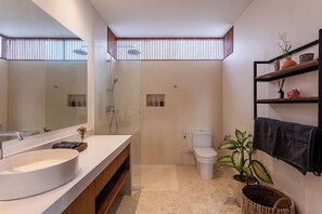 Douche, bidet, serviettes fournies, savon