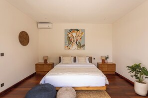 WiFi, bed sheets - Spacious, luxurious 4-bedroom villa in vibrant Pererenan with AC (Kec. Mengwi, Kabupaten Badung)