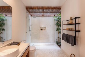 Shower, bidet, towels, soap - Spacious, luxurious 4-bedroom villa in vibrant Pererenan with AC (Kec. Mengwi, Kabupaten Badung)