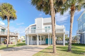 Exterior - 4BR home walking distance from private beach (Galveston)