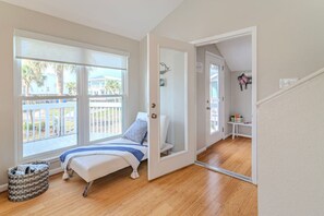 4 bedrooms, iron/ironing board, WiFi, bed sheets - 4BR home walking distance from private beach (Galveston)