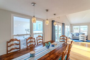 Dining - 4BR home walking distance from private beach (Galveston)
