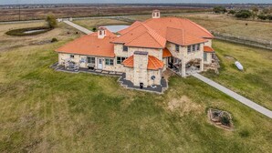 Exterior - 8BR Ranch house perfect for large families/groups (Rosharon)