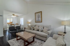 TV - Cozy 2BR Apartment by i10 near City Center (Houston)