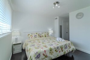 Iron/ironing board, WiFi, bed sheets - Cozy 2BR Apartment by i10 near City Center (Houston)