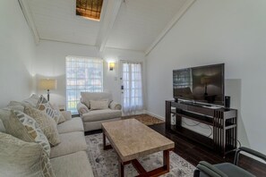 TV - Cozy 2BR Apartment by i10 near City Center (Houston)