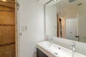 Bathroom - Cozy 2BR Apartment by i10 near City Center (Houston)