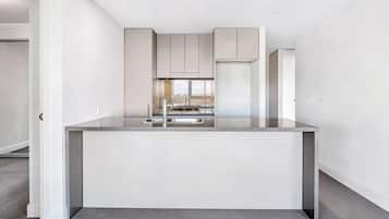 Microondas, horno, placa de cocina y lavavajillas