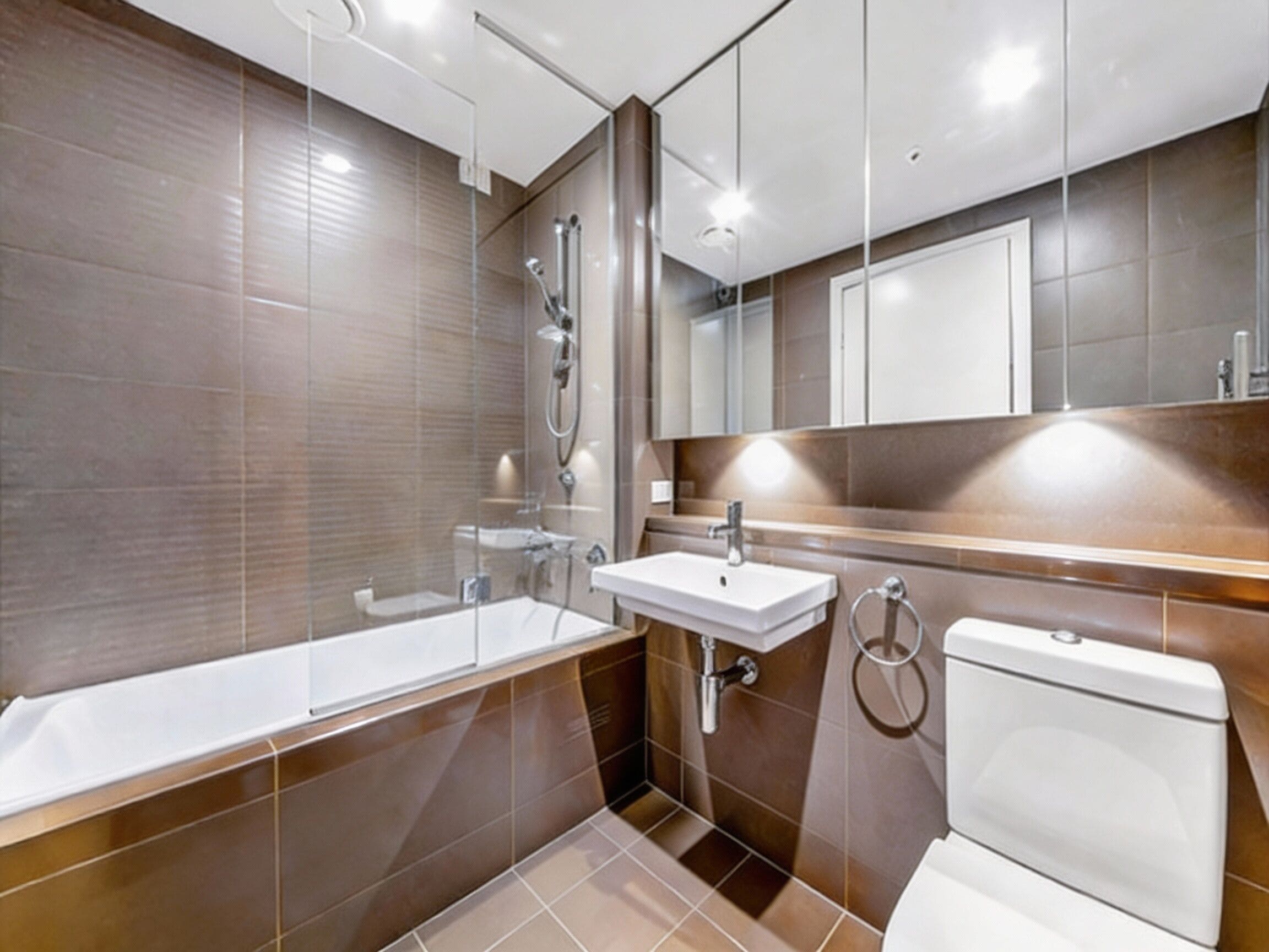 ヘアドライヤー、タオル、石鹸、トイレットペーパー