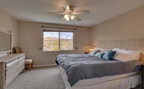 مكواة/لوح كي وخدمة الإنترنت وملاءات أسرّة