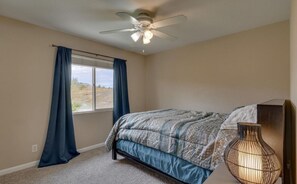 مكواة/لوح كي وخدمة الإنترنت وملاءات أسرّة