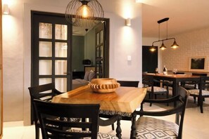 Dining - Gatsby on Buyan (Bali)