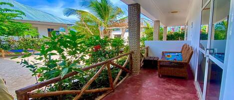 Deluxe Room, Courtyard View | Teres/patio