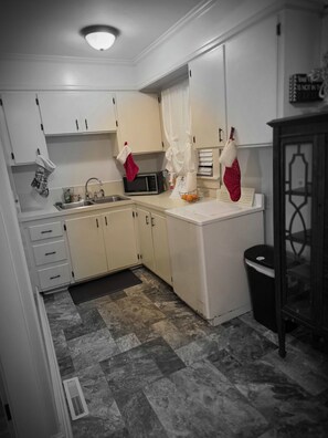 Private kitchen - Blue Bird Manor 3-bedroom house located in the heart of Orangeburg (Orangeburg)