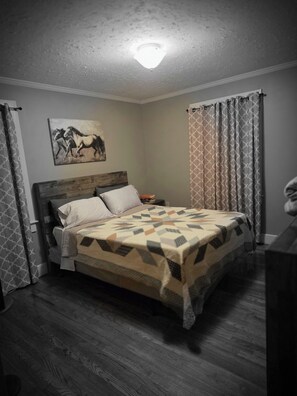Iron/ironing board, Internet, bed sheets - Blue Bird Manor 3-bedroom house located in the heart of Orangeburg (Orangeburg)