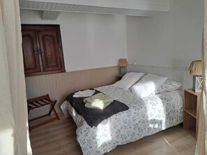 Tabla de planchar con plancha, wifi y ropa de cama 