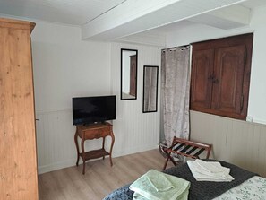 Tabla de planchar con plancha, wifi y ropa de cama 