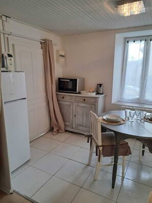Private kitchen - Studio RDC La Tanière de Bains (La Vôge-les-Bains)