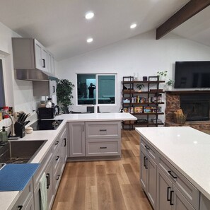 Fridge, microwave, stovetop, coffee/tea maker - Waterfront 3-bedroom house in Clearlake Park with private dock (Clearlake Park)