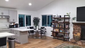 Unclassified image, 2 of 28, button - Waterfront 3-bedroom house in Clearlake Park with private dock (Clearlake Park)