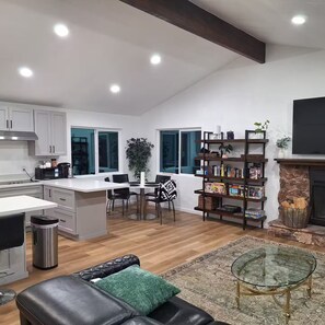 Interior - Waterfront 3-bedroom house in Clearlake Park with private dock (Clearlake Park)