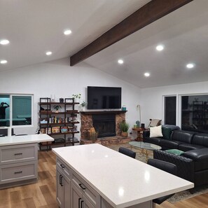 Interior - Waterfront 3-bedroom house in Clearlake Park with private dock (Clearlake Park)