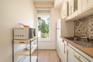 Fridge, microwave, dishwasher, coffee/tea maker