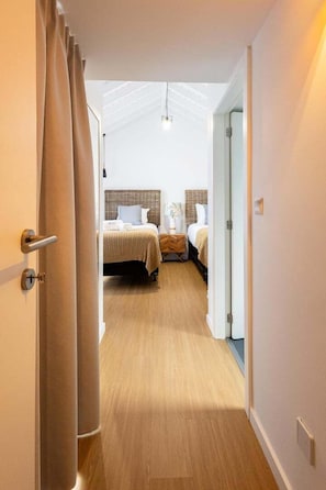 Tabla de planchar con plancha, internet y ropa de cama