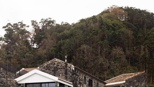 A stone building with a white roof, a balcony, and a small window. - GuestReady - beachfront retreat in Porto Formoso (Porto Formoso)