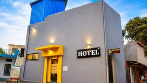 A hotel with a sign indicating a mic room, a welcome sign, and a nameplate for 'KANHA INN.' - Kanha Inn (Bhopal)