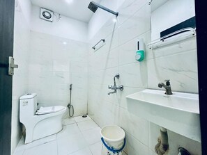 Deluxe-Doppelzimmer | Badezimmer | Haartrockner, Bidet, Seife