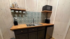 Kühlschrank, Mikrowelle, Herdplatte, Wasserkocher