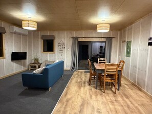 Smart TV - Kotare View- Studio Accommodation, Tataraimaka (Tataraimaka)